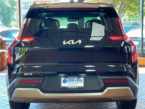Used 2024 Kia EV9 Wind image 12