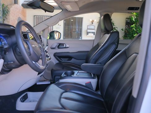 Used 2023 Chrysler Pacifica Touring-L FWD image 12