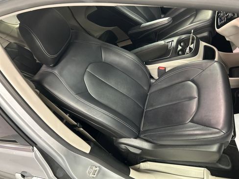 Used 2024 Chrysler Pacifica Touring-L image 26