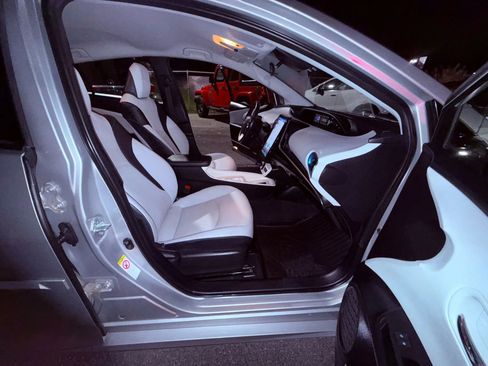 Used 2017 Toyota Prius Prime Premium image 35