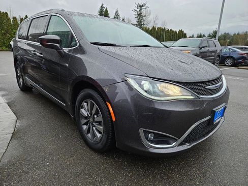 Used 2020 Chrysler Pacifica Touring-L Plus image 3