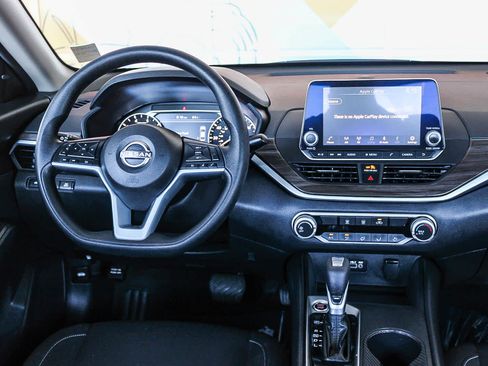 Used 2025 Nissan Altima 2.5 SV FWD image 13