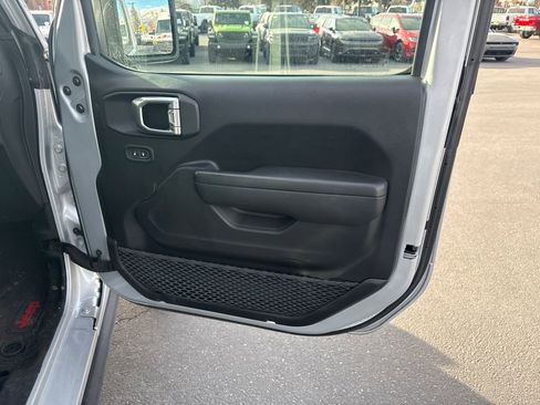 Used 2023 Jeep Wrangler Unlimited Rubicon 4xe image 17