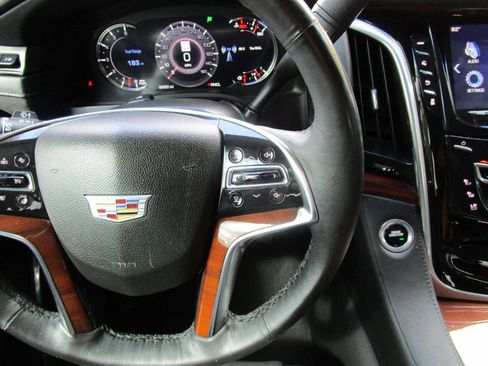 Used 2020 Cadillac Escalade Luxury image 13