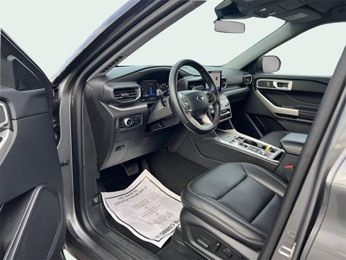 Used 2023 Ford Explorer XLT w/ Equipment Group 202A image 7