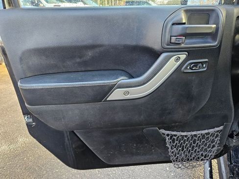 Used 2013 Jeep Wrangler Unlimited Freedom Edition image 11