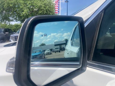 Certified 2023 Chevrolet Traverse LT w/ Rear Camera Mirror Package FWD image 18