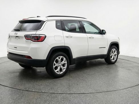 Used 2025 Jeep Compass Latitude image 9