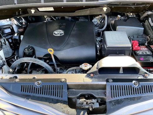 Used 2017 Toyota Sienna LE w/ Outdoor Package FWD image 29
