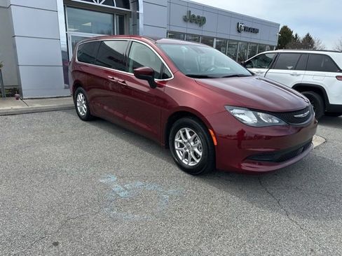 Used 2023 Chrysler Voyager LX image 11