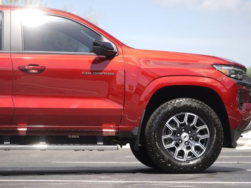Used 2024 Chevrolet Colorado Z71 w/ Z71 Convenience Package 2 AWD/4WD image 6
