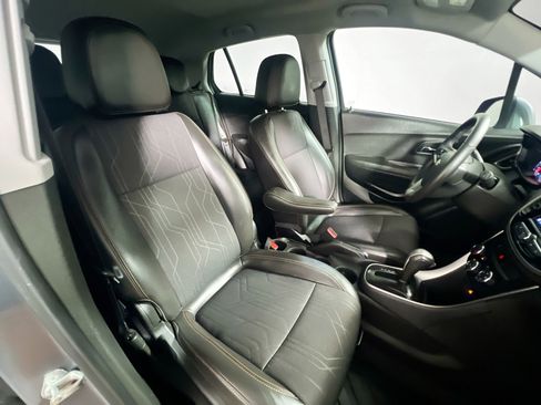 Used 2020 Chevrolet Trax LT w/ LT Convenience Package image 31