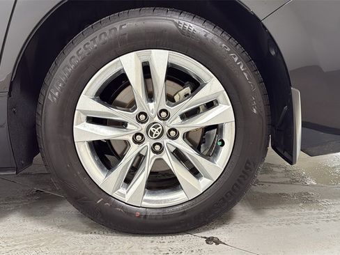 Certified 2025 Toyota Sienna Limited image 24
