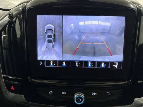 Used 2021 Chevrolet Traverse LT w/ LT Premium Package image 9