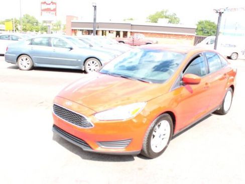 Used 2017 Ford Focus SE w/ Cold Weather Package FWD image 6