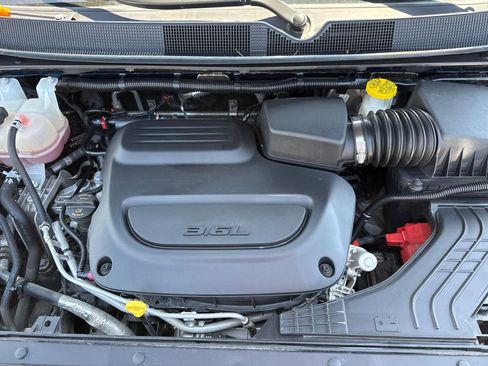 Used 2023 Chrysler Pacifica Touring-L image 26