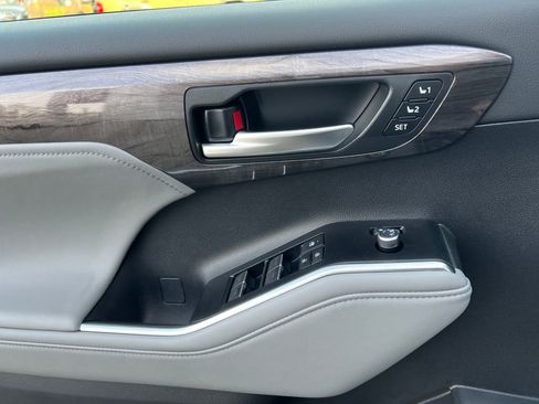 New 2026 Toyota Highlander Limited image 17