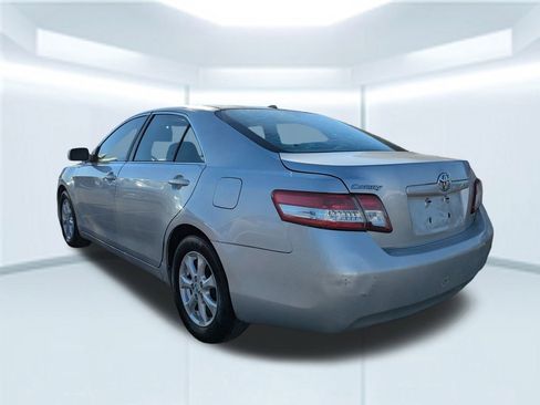 Used 2011 Toyota Camry LE image 4