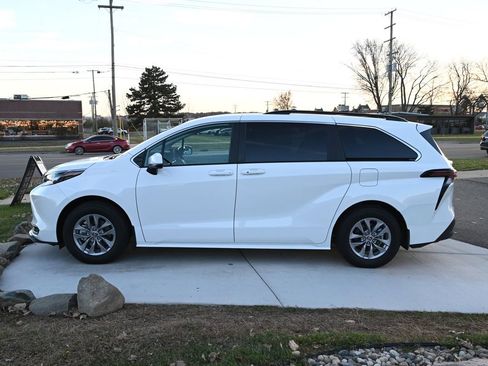 Used 2025 Toyota Sienna LE image 8