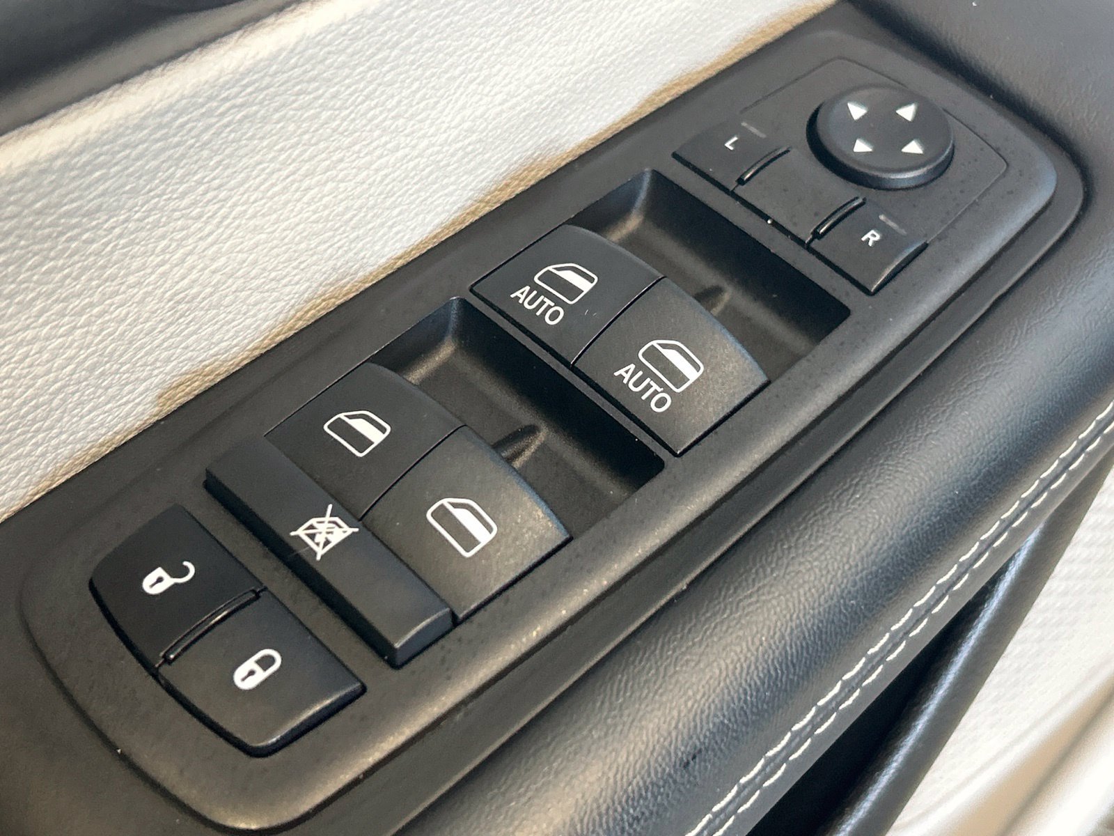 Used 2024 Chrysler Pacifica Touring-L FWD image 17