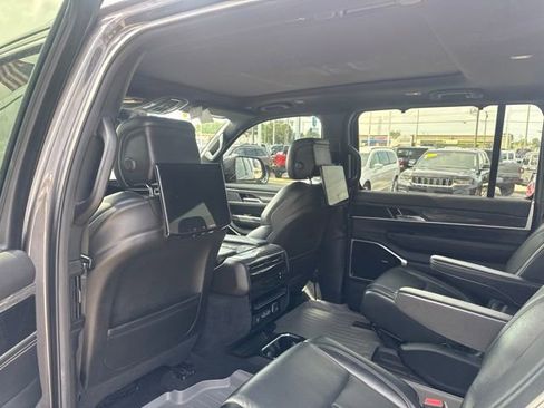 Used 2022 Jeep Wagoneer Series III w/ Premium Group I AWD/4WD image 6