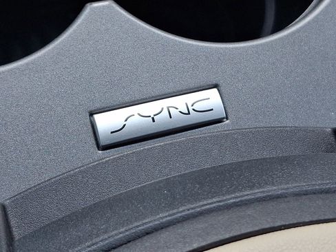 Used 2015 Ford Taurus SE image 25