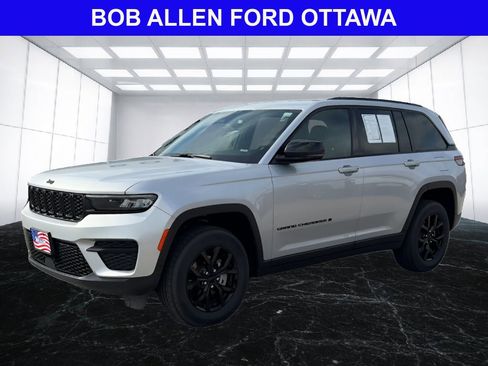 Used 2025 Jeep Grand Cherokee Altitude AWD/4WD image 1