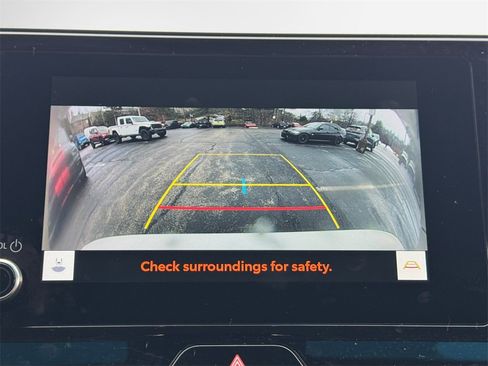 Used 2023 Toyota Venza LE image 19