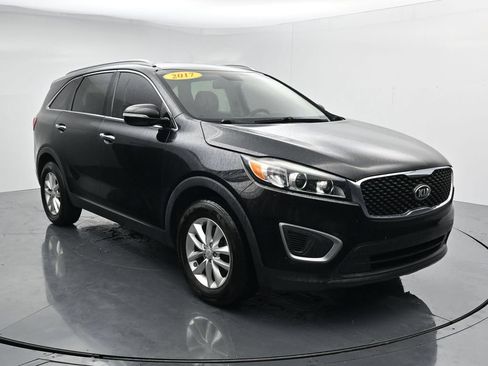 Used 2017 Kia Sorento FWD w/ LX Convenience Package image 2