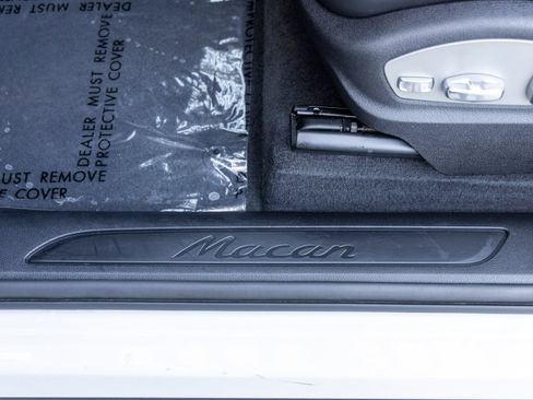 Certified 2025 Porsche Macan AWD/4WD image 29