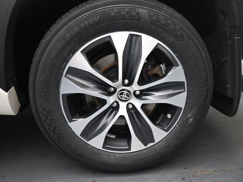 Used 2021 Toyota Highlander XLE AWD/4WD image 15