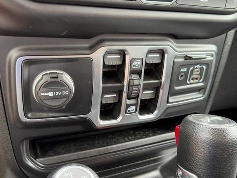 Used 2022 Jeep Wrangler Unlimited Sahara AWD/4WD image 21