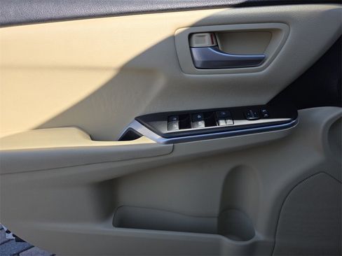 Used 2015 Toyota Camry LE image 25