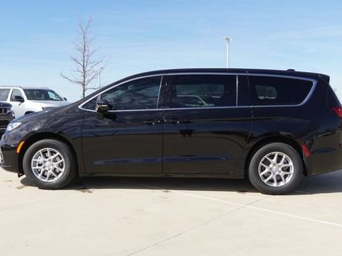 New 2026 Chrysler Pacifica Select FWD image 6