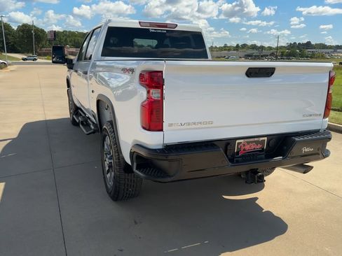 Used 2024 Chevrolet Silverado 2500 Custom w/ Custom Value Package image 6