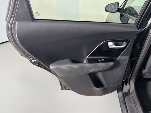 Used 2017 Kia Niro EX image 26