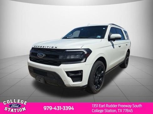 Used 2023 Ford Expedition Limited RWD image 2