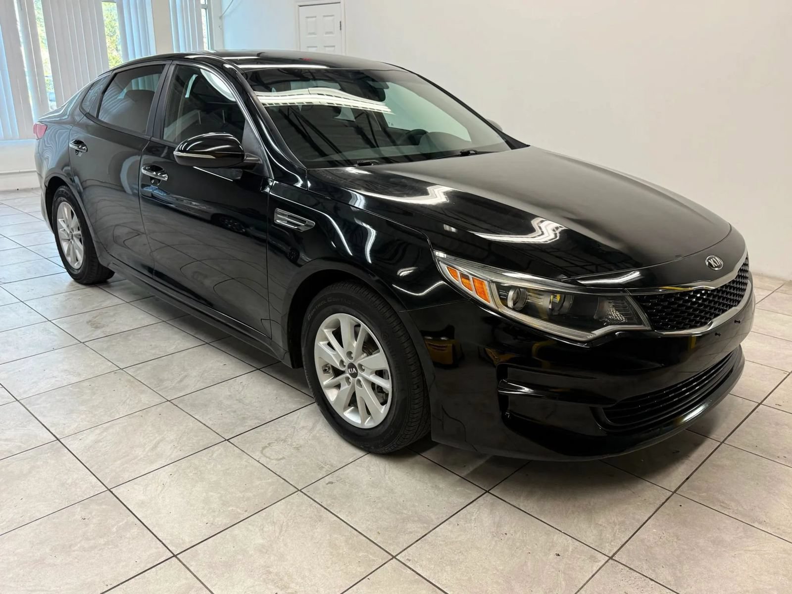 Used 2016 Kia Optima LX w/ LX Convenience Package FWD image 1