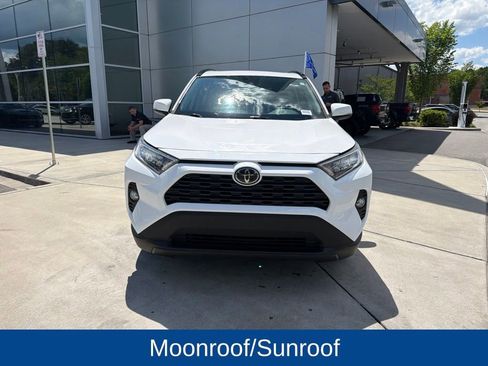 Used 2021 Toyota RAV4 XLE w/ Convenience Package FWD image 3