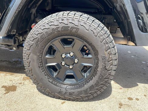 Used 2023 Jeep Gladiator Mojave w/ LED Lighting Group AWD/4WD image 5