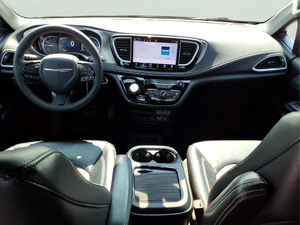 Used 2022 Chrysler Pacifica Touring-L w/ S Appearance Package FWD image 12
