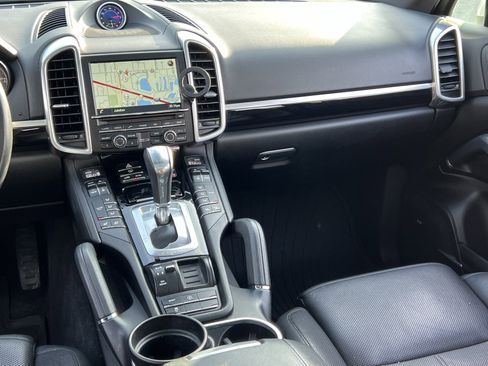 Used 2016 Porsche Cayenne image 25