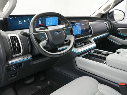 Certified 2025 Ford Expedition Platinum AWD/4WD image 13