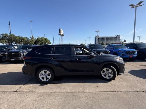 Used 2025 Toyota Highlander LE FWD image 4