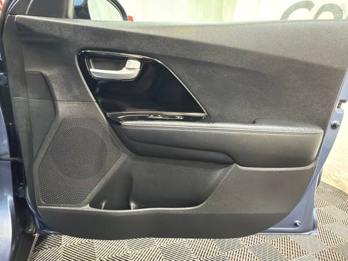 Used 2022 Kia Niro EX FWD image 9