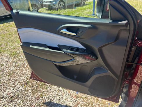 Used 2025 Chevrolet Trax LT w/ LT Convenience Package image 18