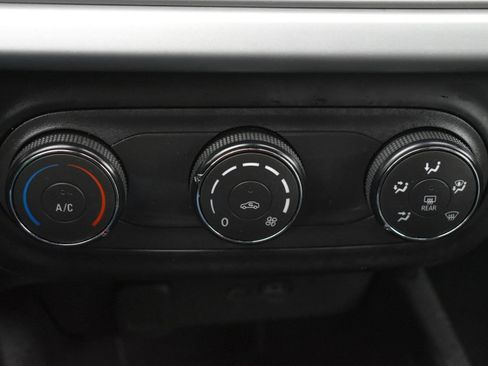 Used 2025 Chevrolet Trax LS image 28