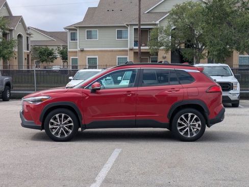 Used 2024 Toyota Corolla Cross XLE w/ Convenience Package image 8