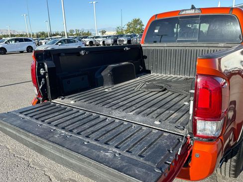 Used 2018 Toyota Tacoma TRD Off-Road w/ Technology Package AWD/4WD image 14