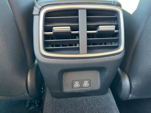 Used 2025 Genesis G70 2.5T image 24